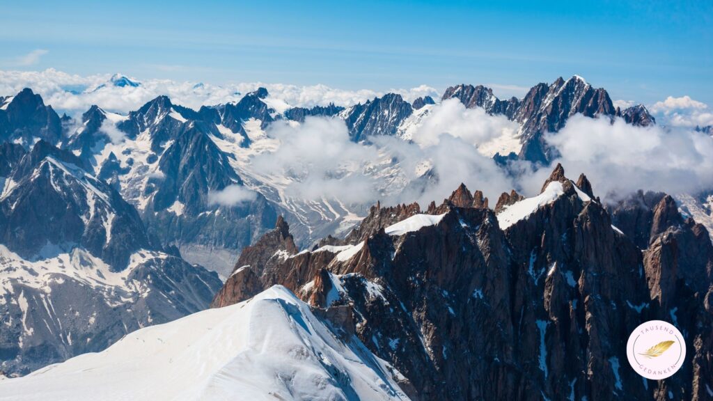 Schneebedeckte Berge unter blauem Himmel als Zeichen für die großen aufgaben